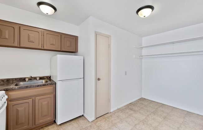 Studio, 1 bath, 425 sqft, $790, Unit 207