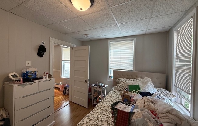 3 beds, 1 bath, 1,296 sqft, $3,400, Unit 3