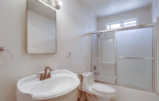 Studio, 1 bath, 420 sqft, $1,825, Unit 4