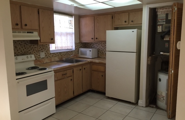 Nice 2-1 apartment with central air , pool and laundry