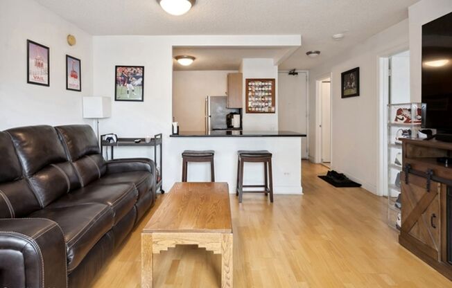 1bed/1bath with full-amenity  is available from 10/1