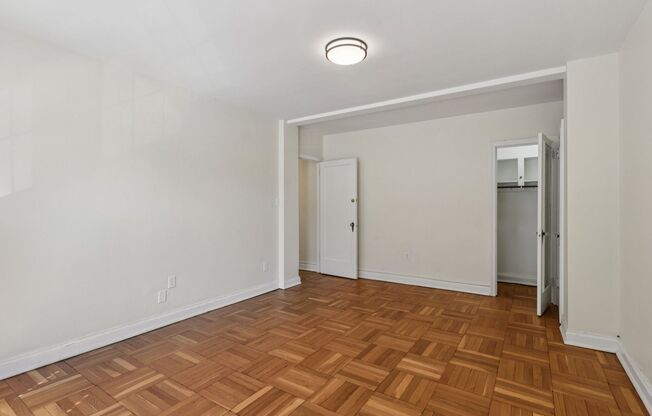 2 beds, 1 bath, 975 sqft, $1,900, Unit Royal York 102