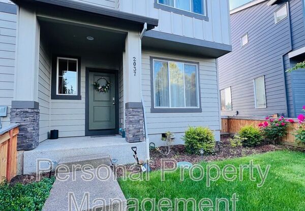 2037 NE 4 SEASONS LN