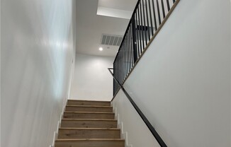 565 N MARIPOSA AVE