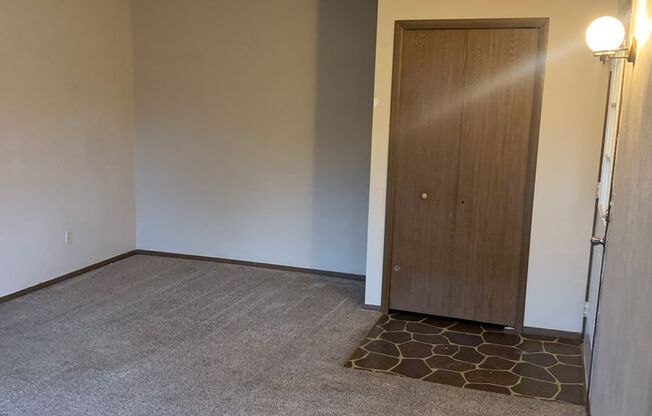 2 beds, 1 bath, $900, Unit 4403 Cherry Creek