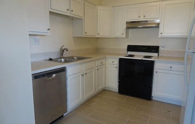 2 beds, 1 bath, $1,800, Unit #6