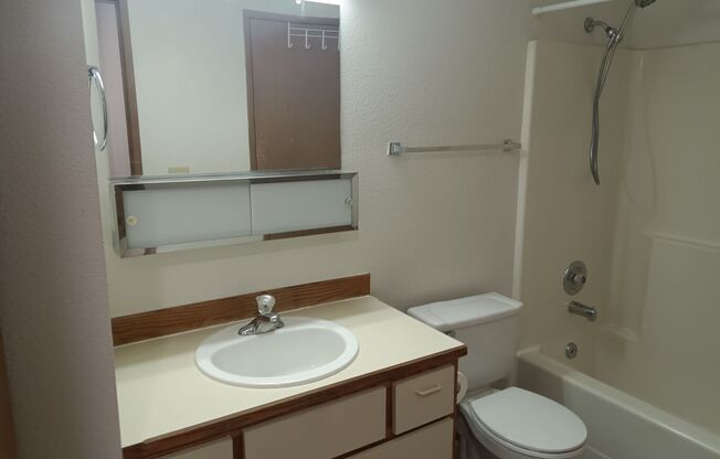 2 beds, 1 bath, 900 sqft, $1,150, Unit 204