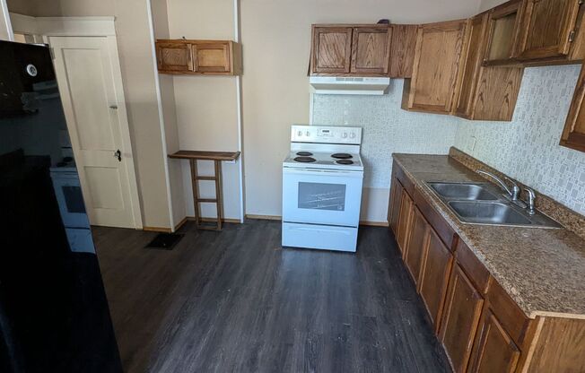 3 beds, 1 bath, 1,185 sqft, $1,000, Unit 677 Cemetery Street