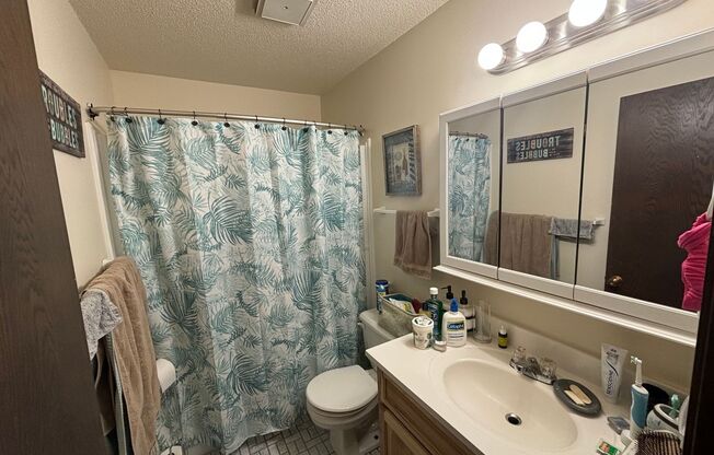 2 beds, 1 bath, $1,200, Unit 207