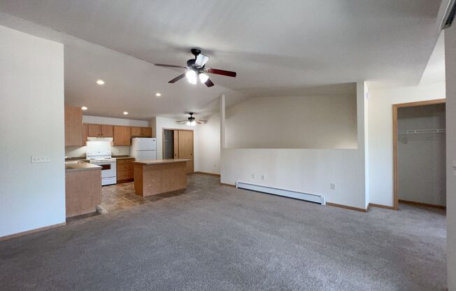 3 beds, 2 baths, 1,319 sqft, $1,470, Unit WI 3550-87