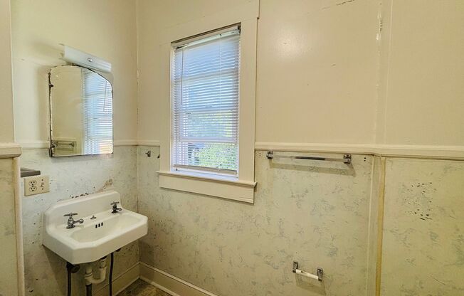 2 beds, 1 bath, $975, Unit 3