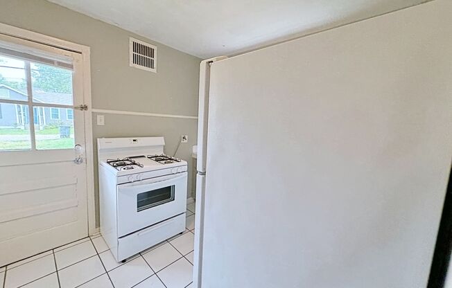 2 beds, 1 bath, 920 sqft, $1,100