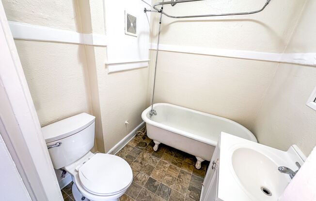 Studio, 1 bath, 380 sqft, $1,195, Unit 304