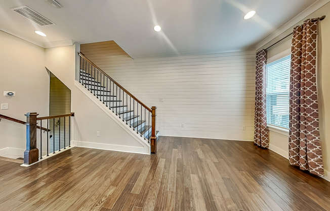 2038 ROCKLEDGE RD NE