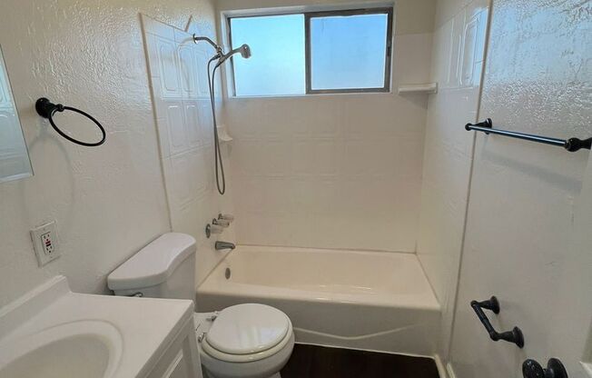 2 beds, 1 bath, $2,450, Unit 7