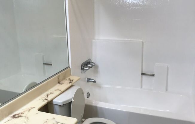 Clean and Spacious Condo, Pasadena
