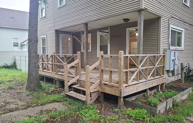 2 beds, 1 bath, $1,825, Unit Unit B