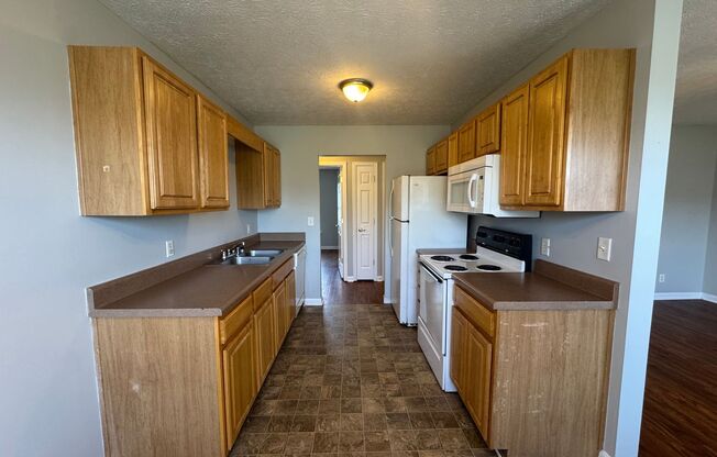 2 beds, 1 bath, 730 sqft, $775, Unit B10