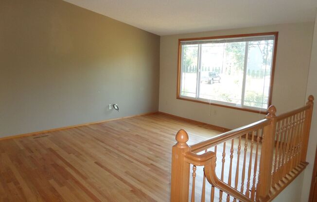 Lovely and LARGE 3-Bedroom Home w/Large Yard in Great Tacoma Location!!