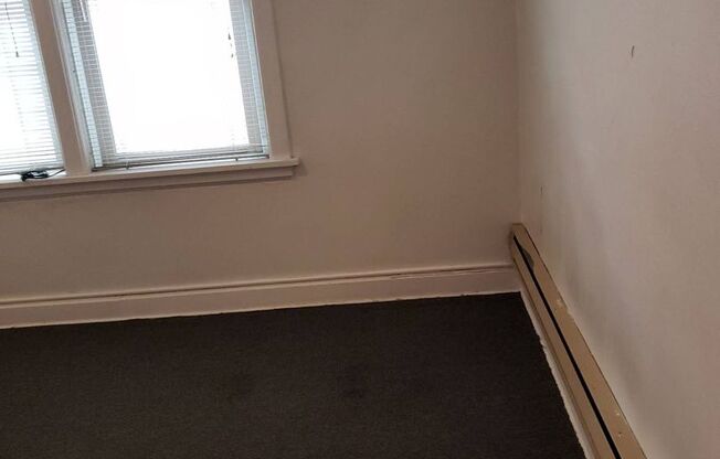 1 bed, 1 bath, $580, Unit Q-1