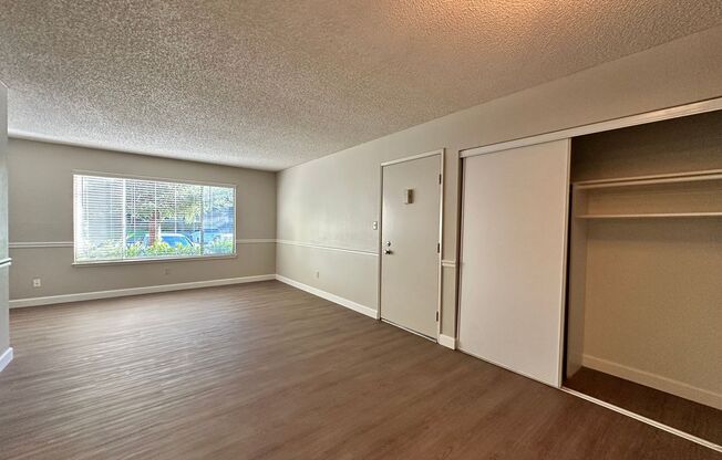 2 beds, 1 bath, 895 sqft, $1,700, Unit 490102