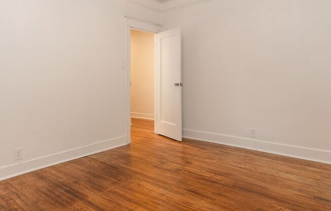 2 beds, 1 bath, $2,500, Unit 603 N. Mott