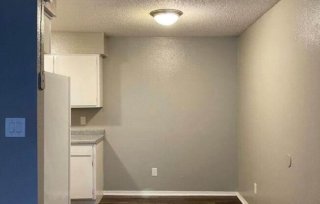2 beds, 1.5 baths, 832 sqft, $869, Unit 135