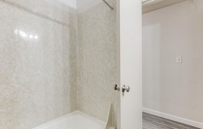 2 beds, 1 bath, 950 sqft, $1,750, Unit 37