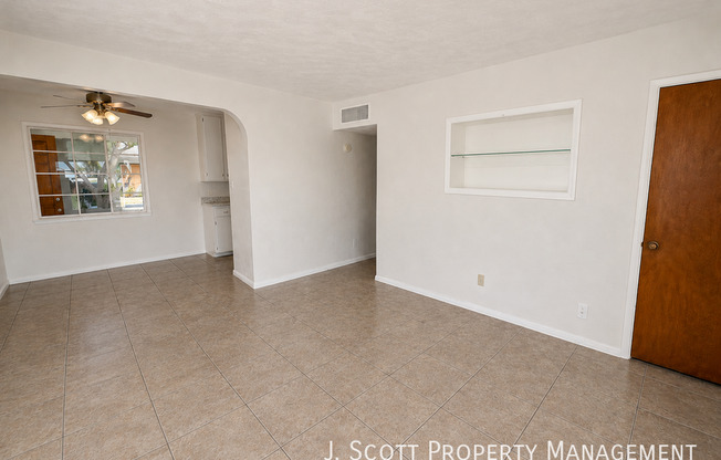 924 W MERCER LN