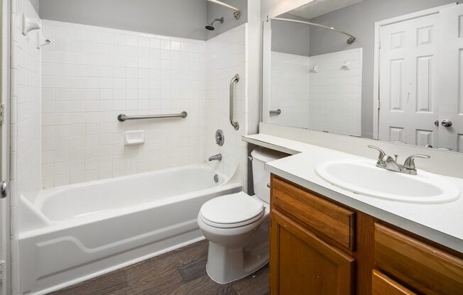 Step in Shower/tub bathroom at Lenox Gates in Mobile, AL