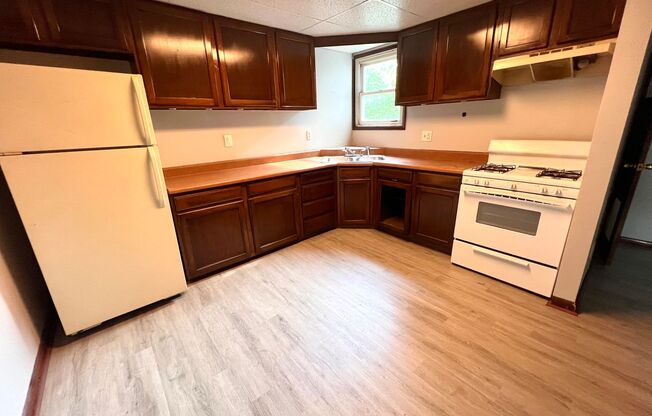 1 bed, 1 bath, $695, Unit Apartment E