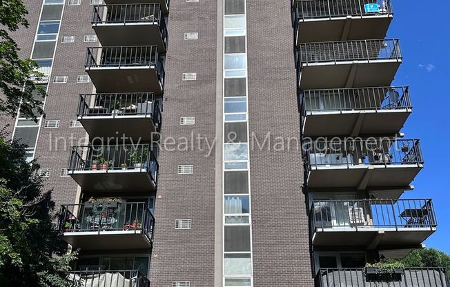 2 beds, 1 bath, $2,500