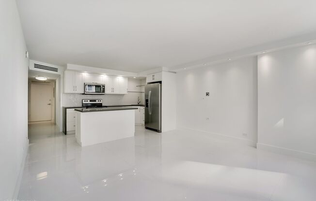 Maison Grande – 6039 Collins Ave