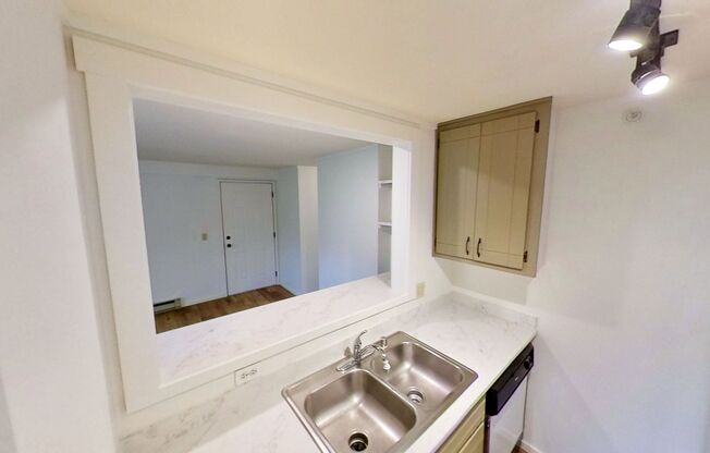 2 beds, 1 bath, 784 sqft, $1,895, Unit 21