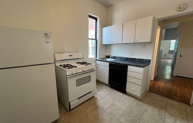 3 beds, 2 baths, 1,150 sqft, $1,990, Unit 208 Lehigh Ave. #2