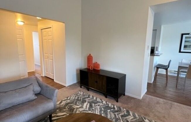 2 beds, 1 bath, 915 sqft, $1,685, Unit 433