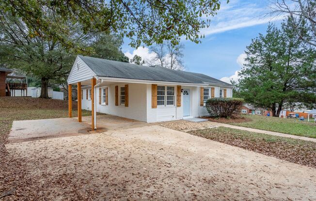Adorable Conveniently Located 3 Bedroom 2 Bath Home in Prattville