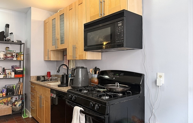 3 beds, 1 bath, 1,000 sqft, $4,800, Unit 12