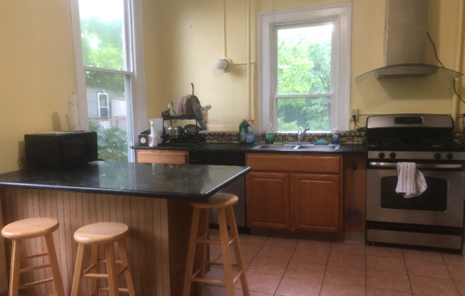 206 Schuyler Pl, Apt #3