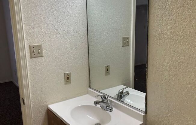 2 beds, 2 baths, 957 sqft, $1,015, Unit 08