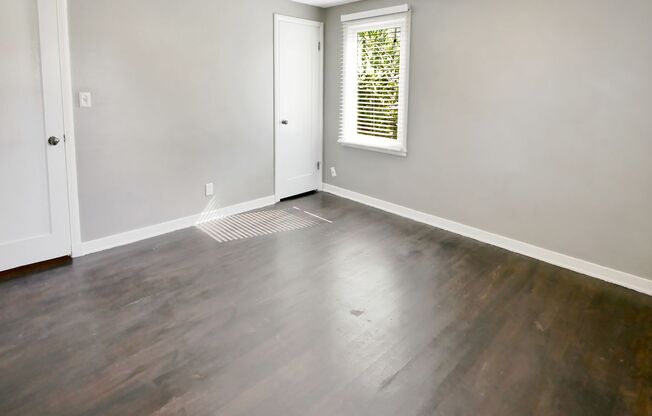 2 Beds and 1 Bath Charming Single-Family Home is Available for Rent!