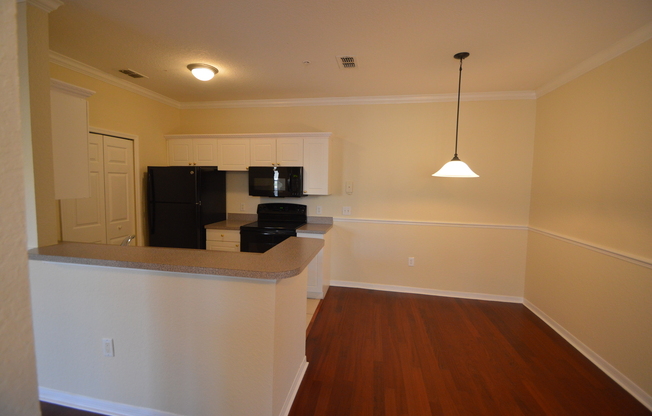 ALTAMONTE SPRINGS:Gated community, Ground Floor Unit! AVAILABLE APRIL 15th!