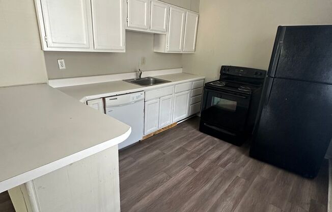 2 beds, 1 bath, 650 sqft, $900, Unit A