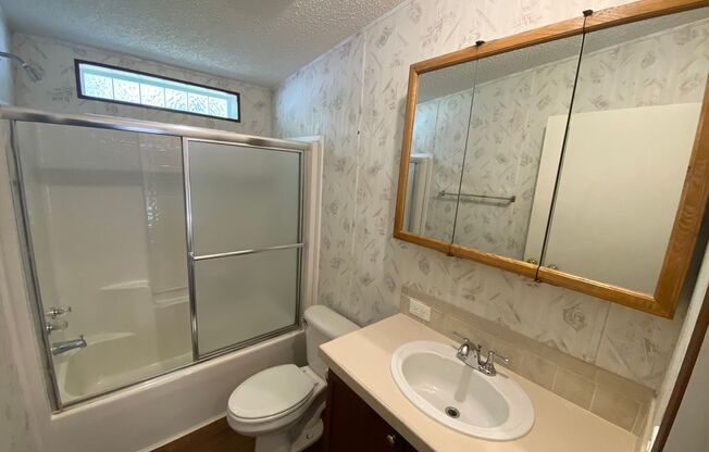 3 beds, 2 baths, $1,775, Unit # OAKLAND HLS