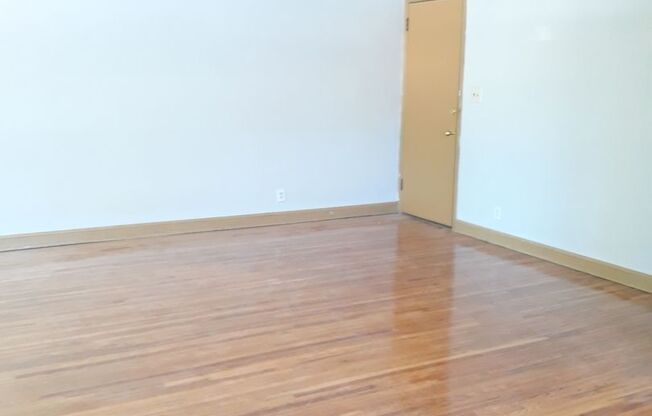 2 Bed/1 Bath Apt- Upper-level unit with Remodeled Bath - Available August 1st!