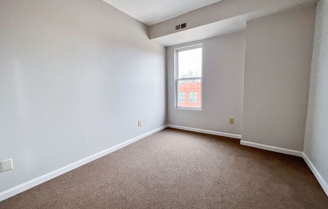 2 beds, 1 bath, $1,500, Unit 428-3