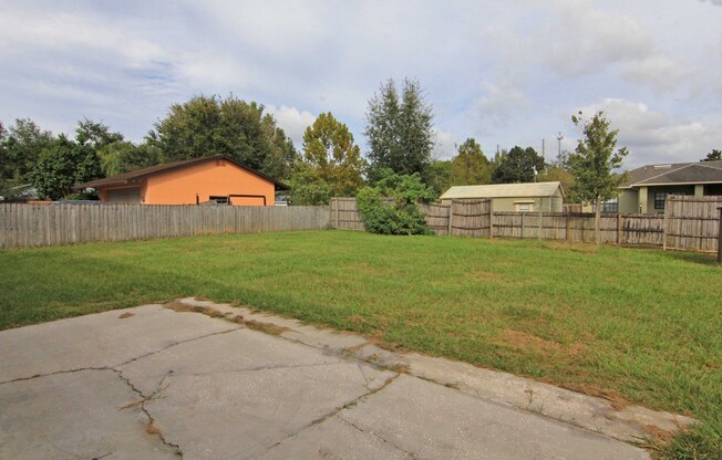 4/2 with Huge Fenced Yard in Lovely Oviedo