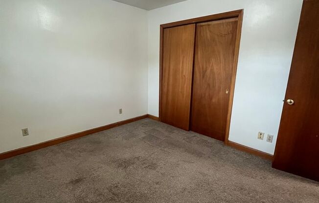 2 beds, 1 bath, 903 sqft, $1,140, Unit M-4