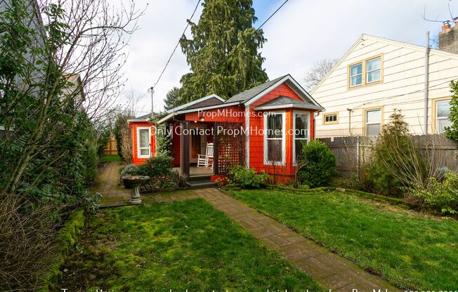 Vibrant Bungalow In Inner SE Portland! Discover Charm for Yourself!