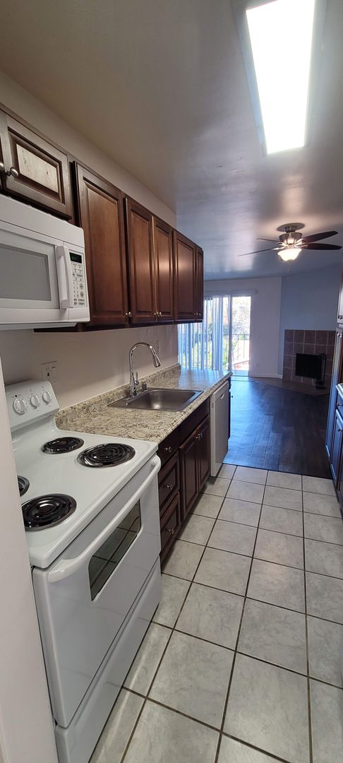 2 beds, 2 baths, 850 sqft, $2,895, Unit 31